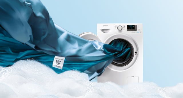 Стиральная машинка с развивающейся тканью из нее